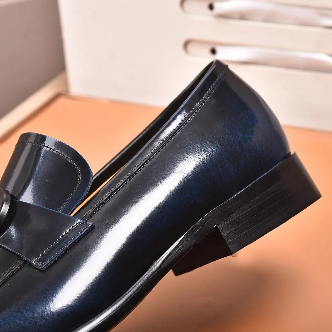 Men's shoes 💰540📛📛 (water-dyed cow lining) Salvatore Ferragamo high-end (Salvatore Ferragamo) is the world's top luxury footwear brand, coming from the fashion kingdom of Italy. It is famous all over the world for its traditional handmade design and novel styles... 🚶🏻🚶🏻New suit shoes are available simultaneously at the counter. This model is made of pure handmade imported Italian calfskin ➕soft water-dyed cowhide lining Original authentic outsole🌀🌀Size: 38➖44.